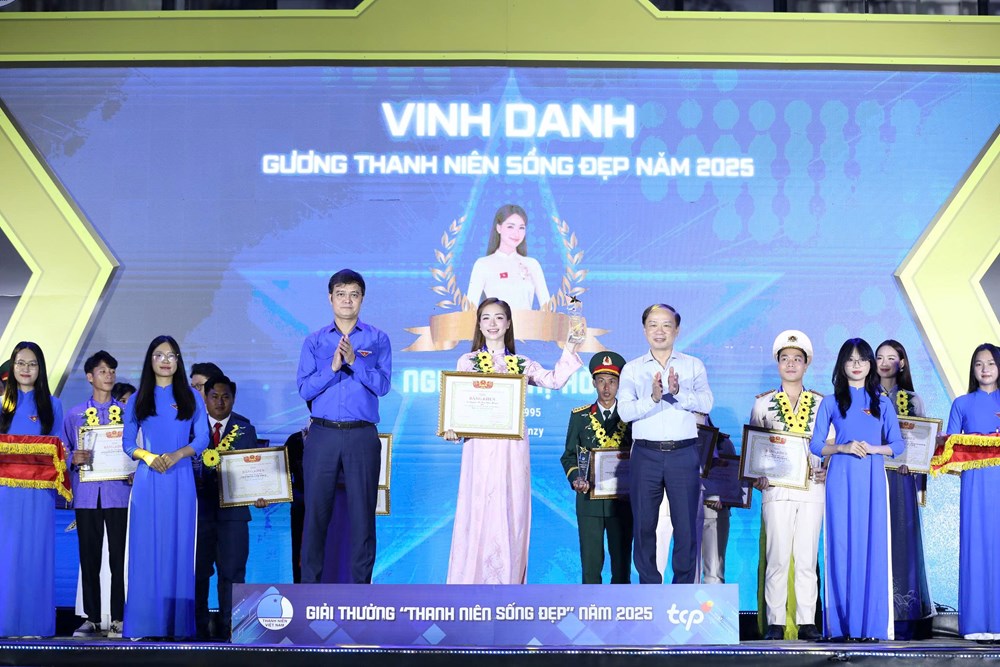 Trưởng bản Mùa A Thi, ca sĩ Hoà Minzy... được vinh danh “Thanh niên sống đẹp” năm 2025 - ảnh 2