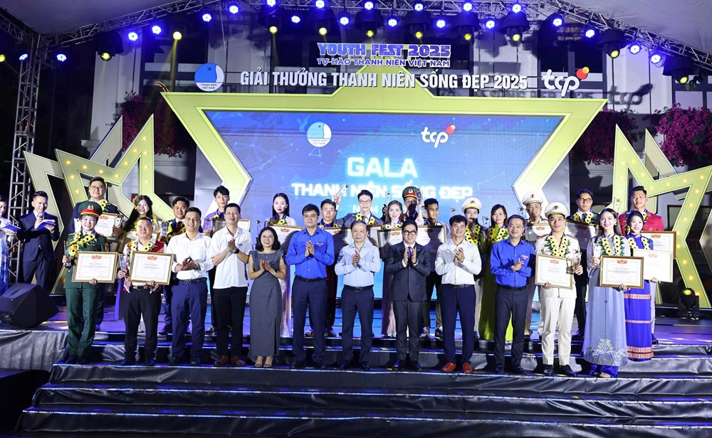 Trưởng bản Mùa A Thi, ca sĩ Hoà Minzy... được vinh danh “Thanh niên sống đẹp” năm 2025 - ảnh 1