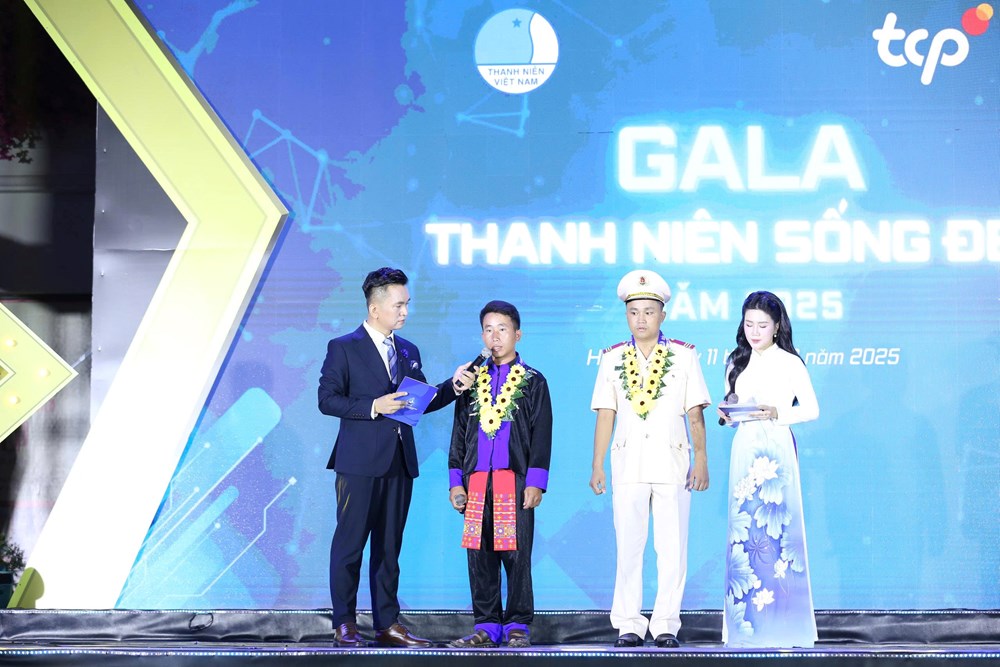 Trưởng bản Mùa A Thi, ca sĩ Hoà Minzy... được vinh danh “Thanh niên sống đẹp” năm 2025 - ảnh 4