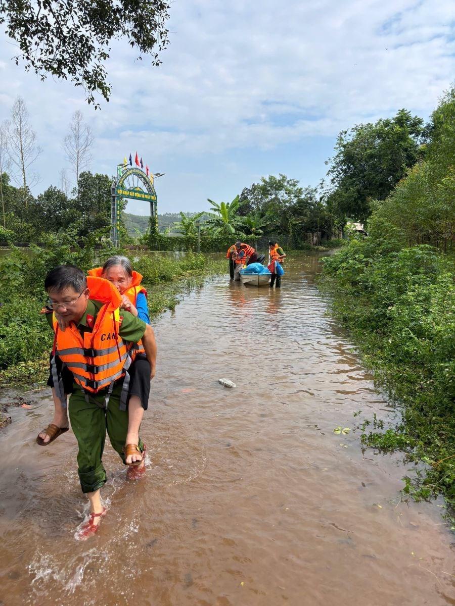 Bắc Ninh: Đồng hành cùng người dân khắc phục hậu quả ngập lụt - ảnh 1