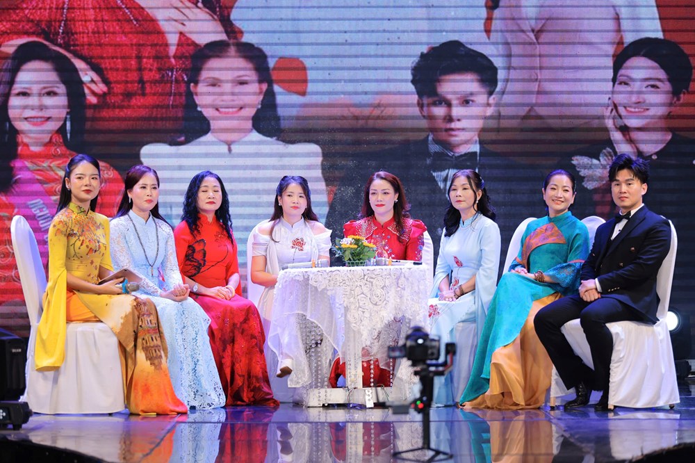 NTK Hoàng Ly và tình yêu với áo dài Việt - ảnh 2