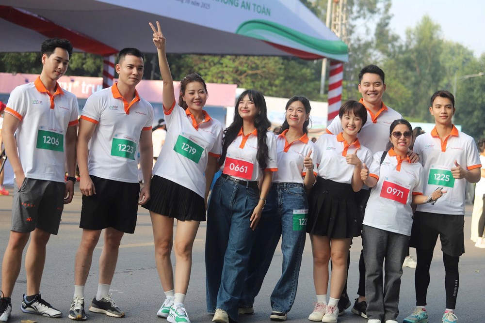 Nghệ sĩ ủng hộ lối sống tích cực, không khói thuốc lá - ảnh 1