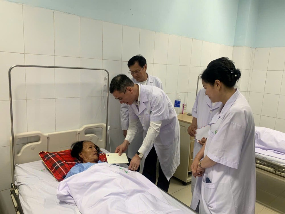 Nghệ An: Sức khỏe điều dưỡng cứu trẻ sơ sinh khỏi vụ tấn công bằng dao đã ổn định - ảnh 4