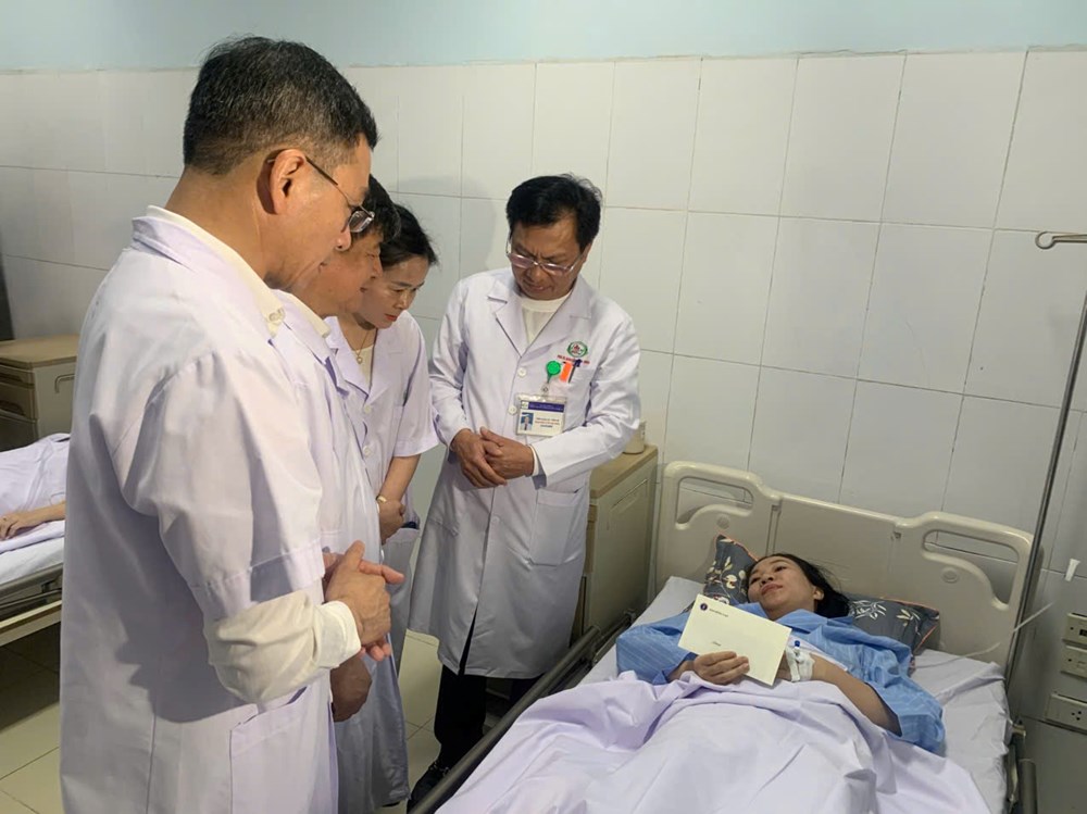 Nghệ An: Sức khỏe điều dưỡng cứu trẻ sơ sinh khỏi vụ tấn công bằng dao đã ổn định - ảnh 2