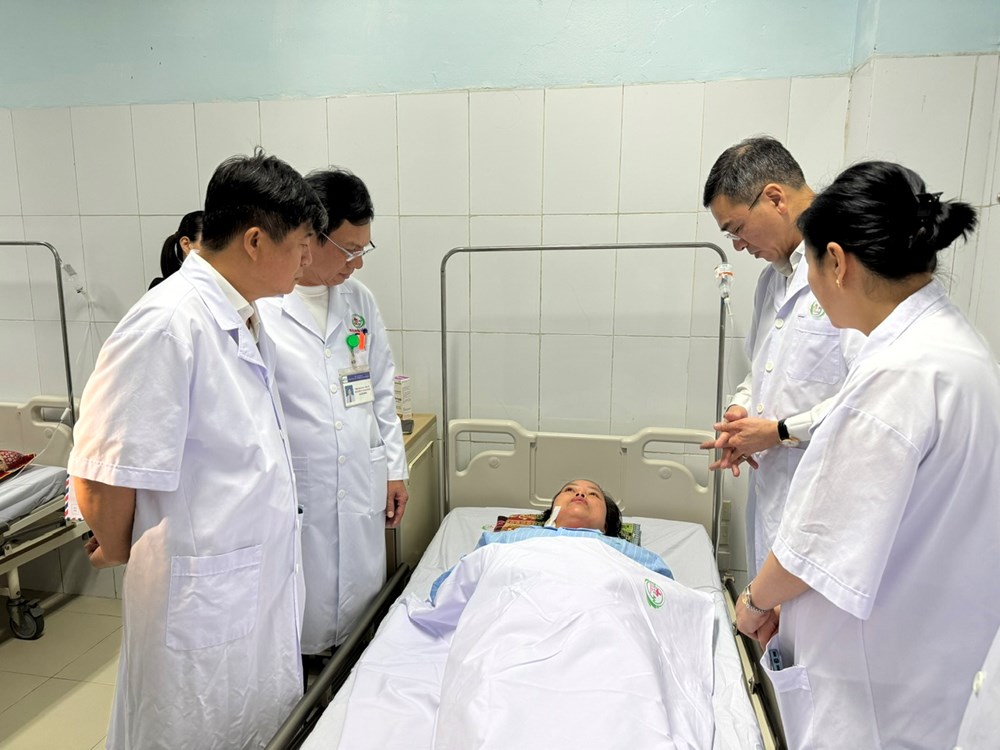 Tặng Bằng khen cho  5 tập thể, cá nhân trong vụ cứu trẻ sơ sinh ở Nghệ An - ảnh 1