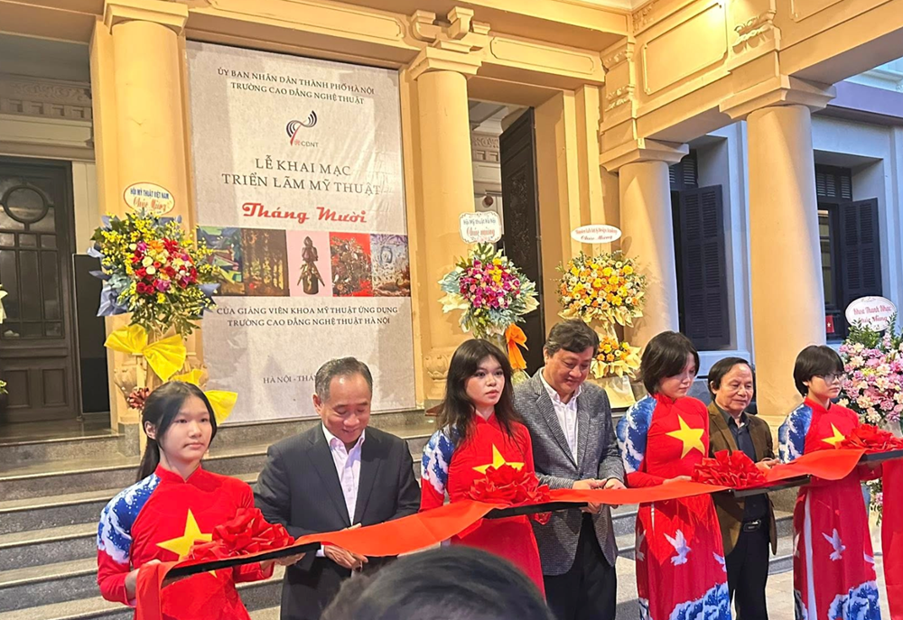 Triển lãm “Tháng Mười” – nơi gặp gỡ ba thế hệ giảng viên Mỹ thuật ứng dụng - ảnh 1
