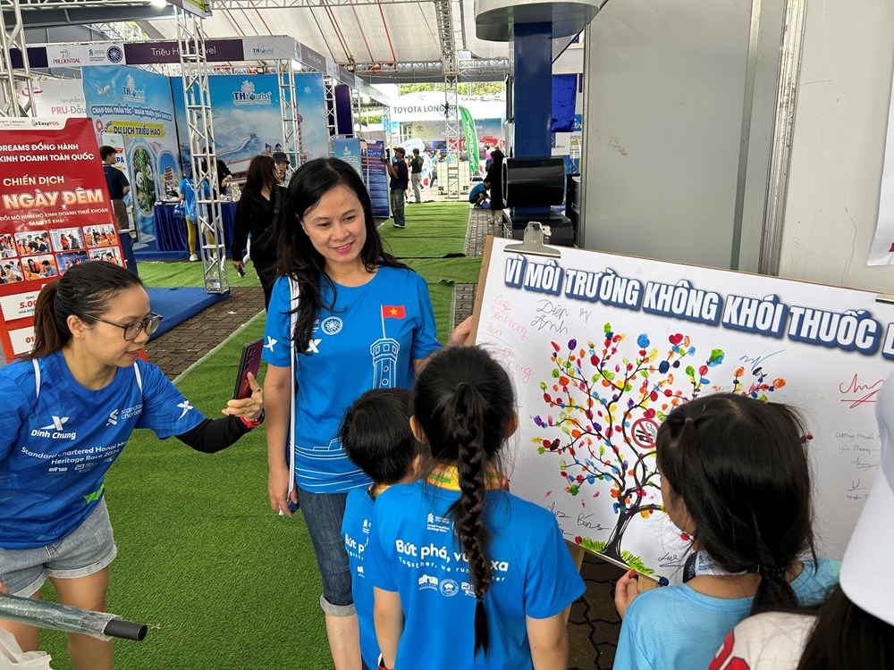 Đông đảo VĐV, trẻ em “check – in” tại “Không gian không hút thuốc ngoài trời” - ảnh 2