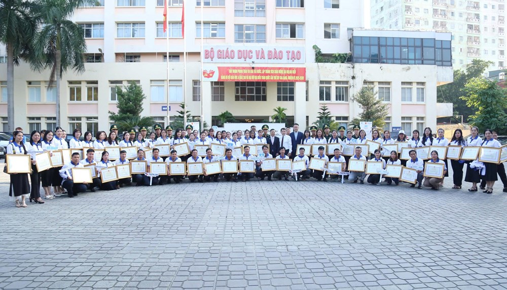 Lãnh đạo Bộ GD&ĐT lắng nghe thầy cô chia sẻ về công tác giáo dục ở vùng cao - ảnh 3