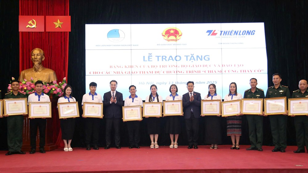 Lãnh đạo Bộ GD&ĐT lắng nghe thầy cô chia sẻ về công tác giáo dục ở vùng cao - ảnh 2