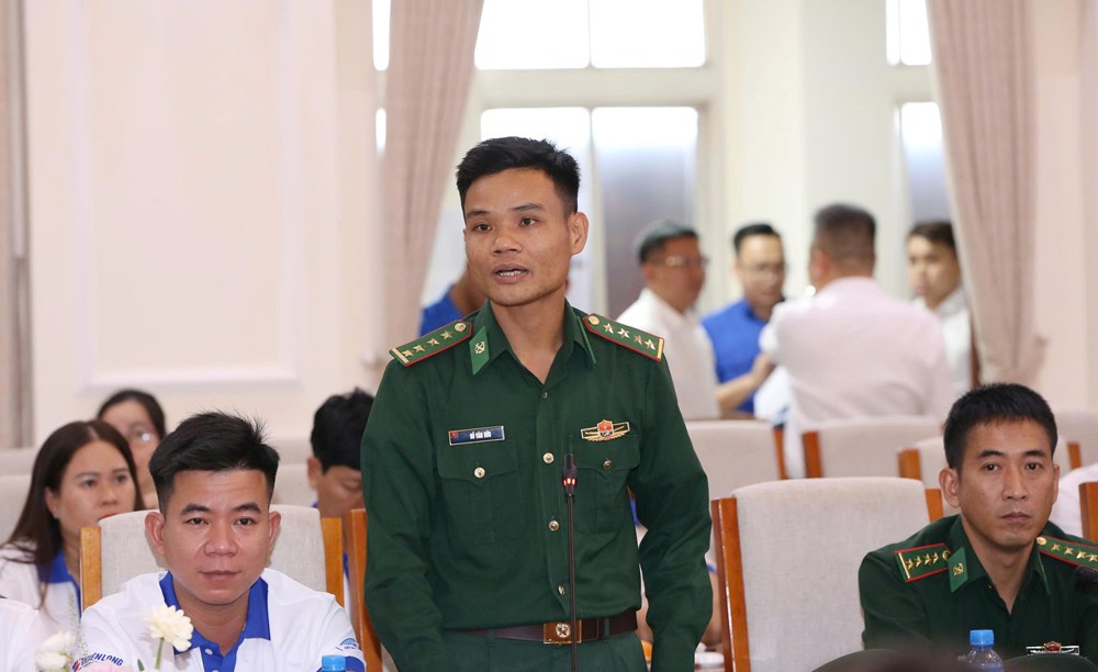 Lãnh đạo Bộ GD&ĐT lắng nghe thầy cô chia sẻ về công tác giáo dục ở vùng cao - ảnh 1