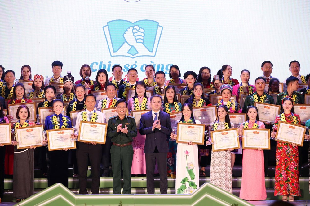 Vinh danh 80 thầy cô giáo tiêu biểu đang công tác tại các xã, phường, đặc khu vùng biên giới - ảnh 6