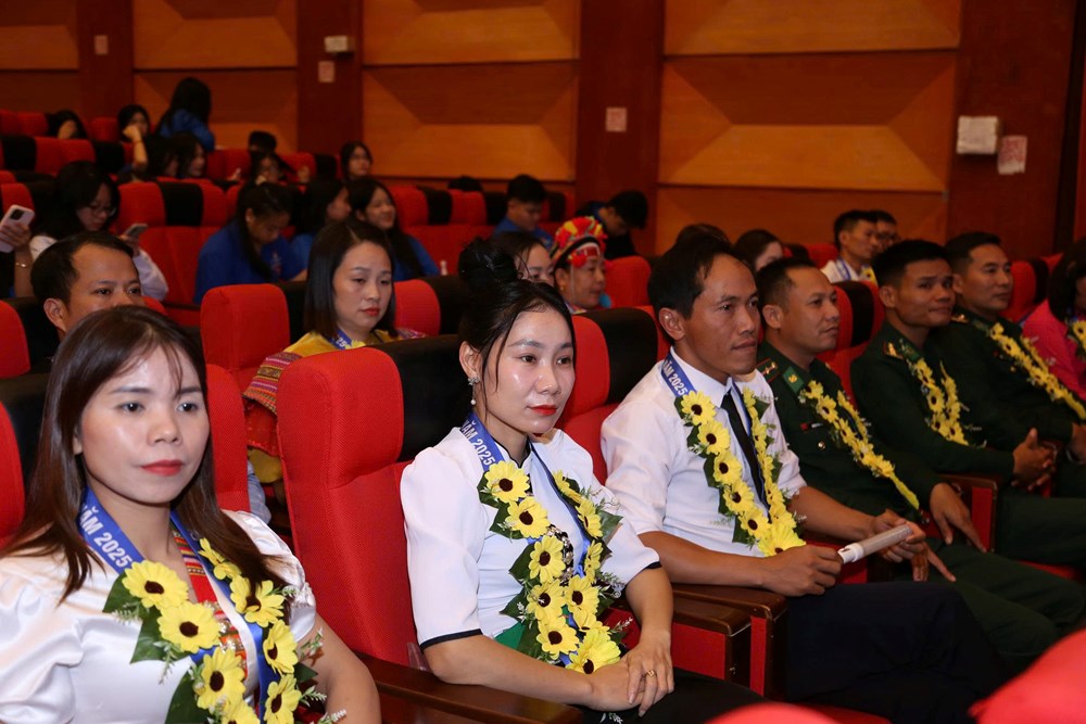 Vinh danh 80 thầy cô giáo tiêu biểu đang công tác tại các xã, phường, đặc khu vùng biên giới - ảnh 2