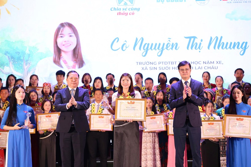 Vinh danh 80 thầy cô giáo tiêu biểu đang công tác tại các xã, phường, đặc khu vùng biên giới - ảnh 1