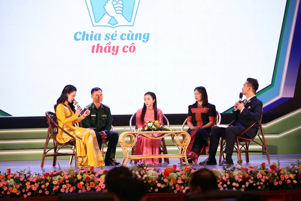 Vinh danh 80 thầy cô giáo tiêu biểu đang công tác tại các xã, phường, đặc khu vùng biên giới - ảnh 5