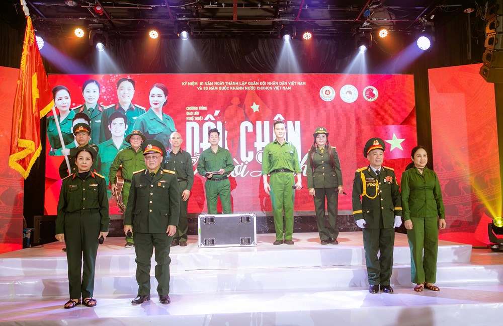 Chương trình nghệ thuật “Dấu chân người lính” và ký ức văn hóa nơi đất khách - ảnh 1