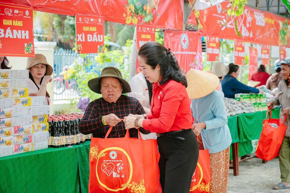 Hội Chữ thập đỏ Việt Nam phấn đấu trao 1,5 triệu phần quà Tết cho người khó khăn - ảnh 1
