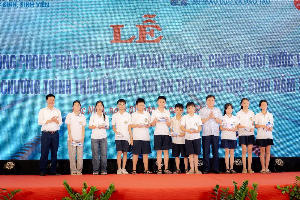 Bắc Ninh: Phát động phong trào phòng, chống đuối nước và thí điểm dạy bơi an toàn cho học sinh - ảnh 2