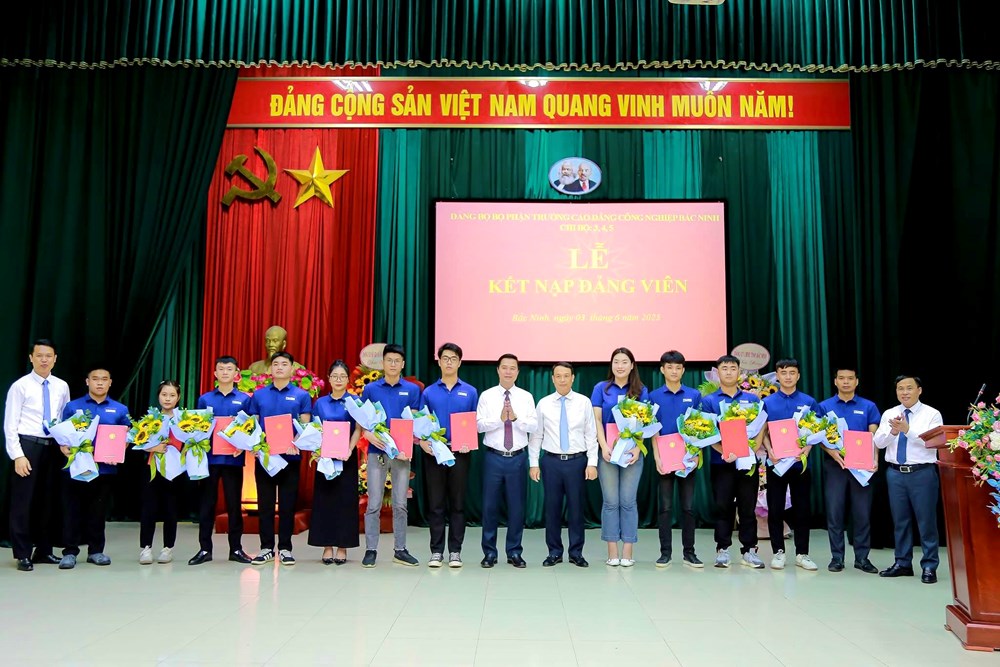 11 sinh viên ưu tú được kết nạp Đảng tại Trường CĐ Công nghiệp Bắc Ninh - ảnh 2