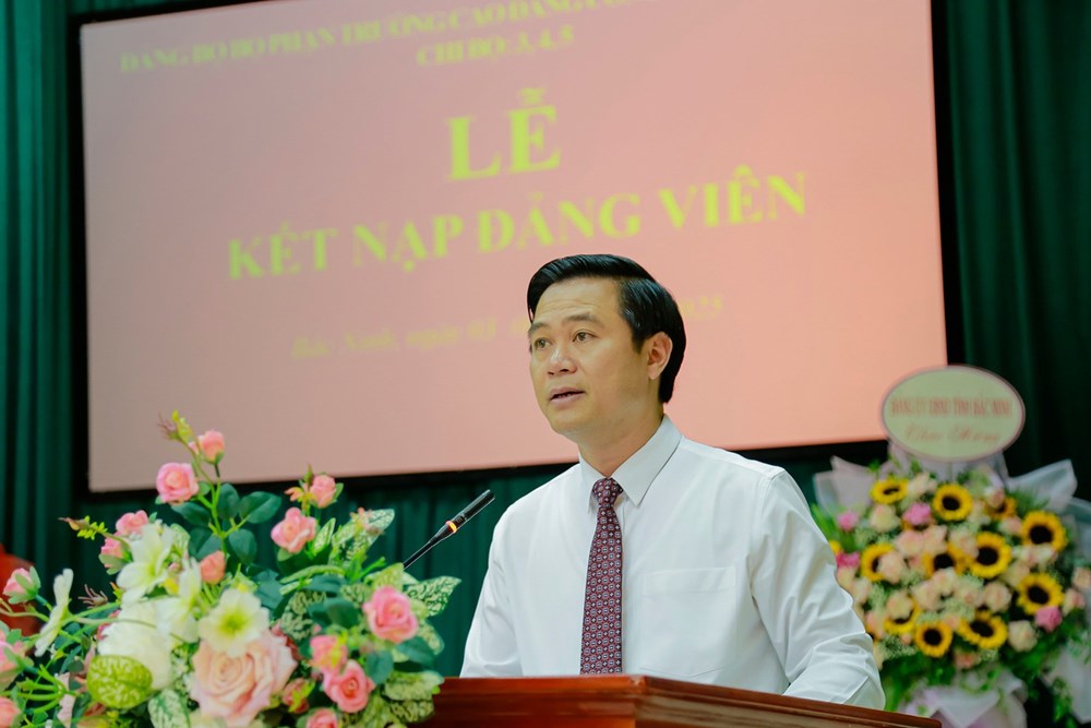 11 sinh viên ưu tú được kết nạp Đảng tại Trường CĐ Công nghiệp Bắc Ninh - ảnh 1