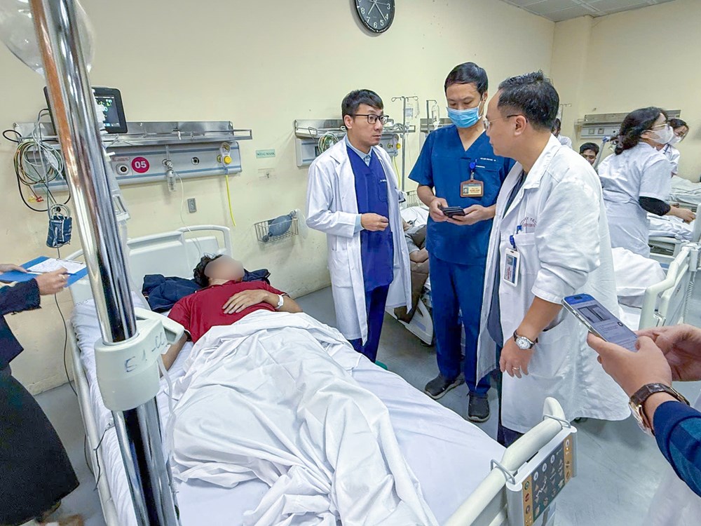 Báo động đỏ toàn viện cấp cứu 15 người trong vụ cháy tại phố Trần Cung, Hà Nội - ảnh 1