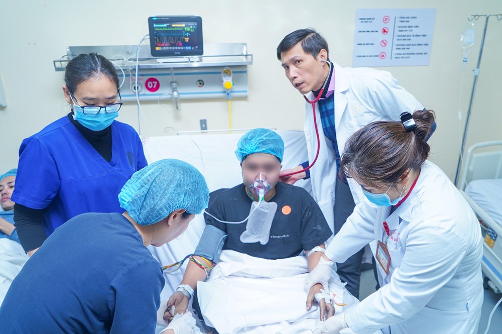 Báo động đỏ toàn viện cấp cứu 15 người trong vụ cháy tại phố Trần Cung, Hà Nội - ảnh 2