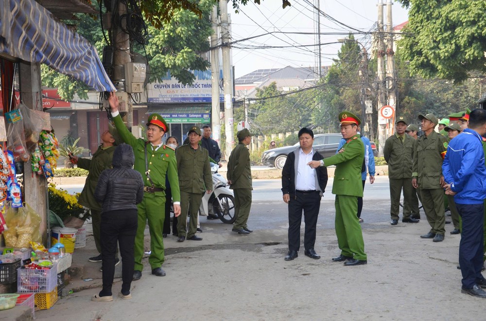 Phường Tùng Thiện ra quân lập lại trật tự, văn minh đô thị - ảnh 1