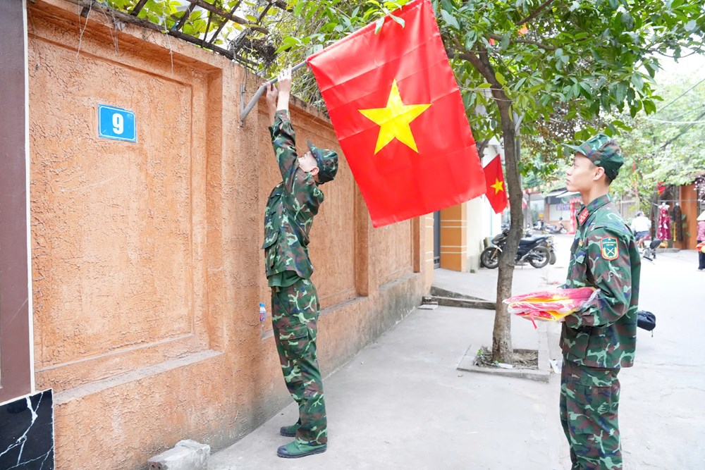 Ra quân tổng vệ sinh môi trường tại Di tích Làng cổ ở Đường Lâm  - ảnh 1