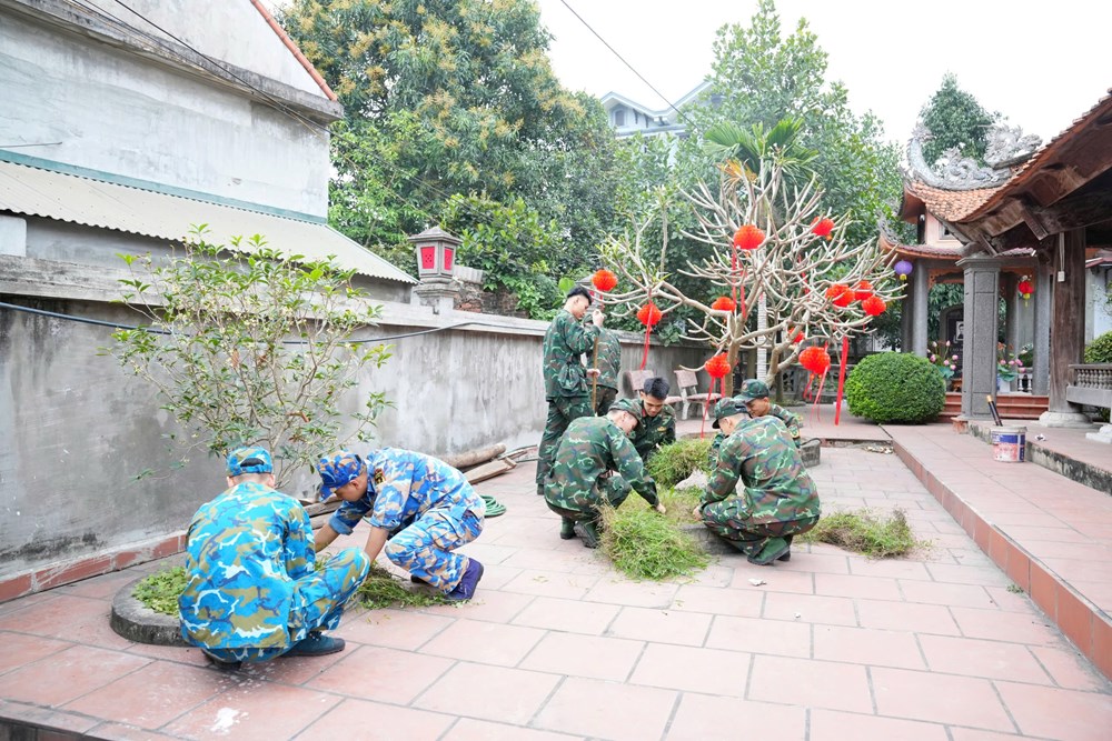 Ra quân tổng vệ sinh môi trường tại Di tích Làng cổ ở Đường Lâm  - ảnh 2