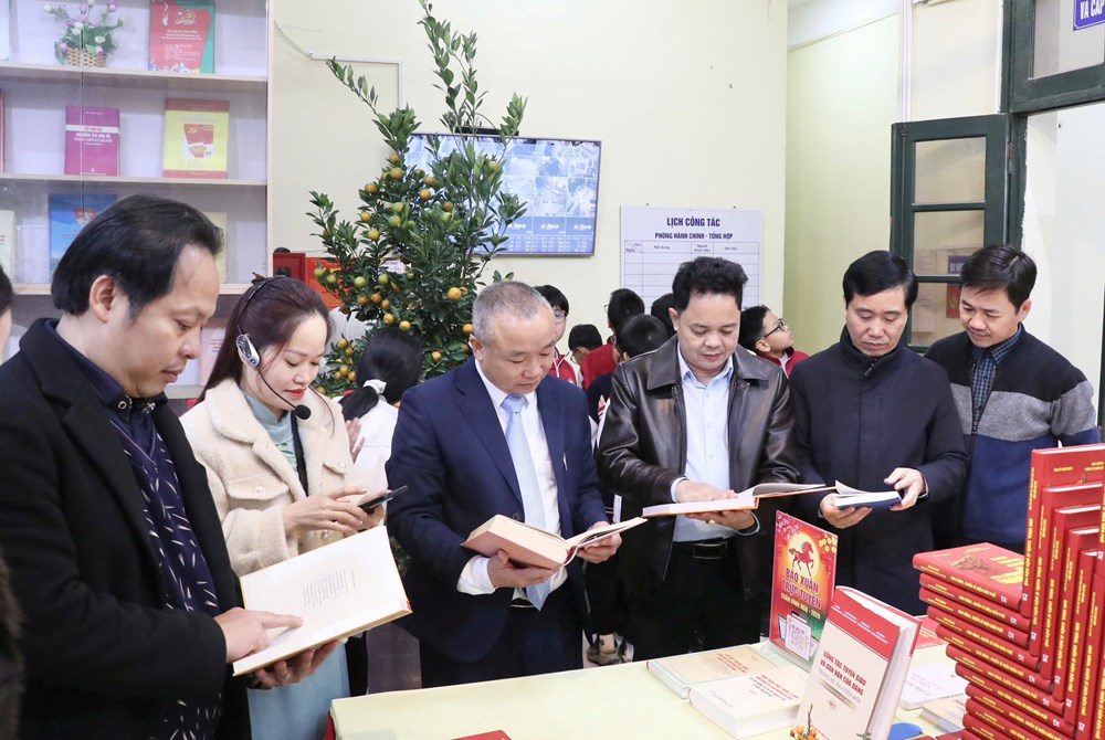 Bắc Ninh: Khai mạc trưng bày hơn 600 tài liệu về Đảng Cộng sản Việt Nam và chào Xuân Bính Ngọ - ảnh 1