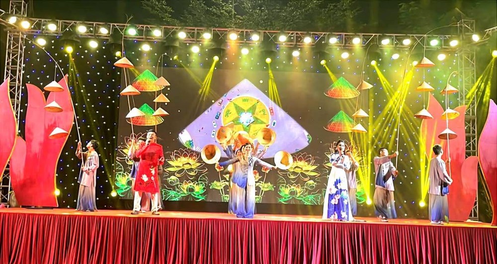 Hà Nội: Tưng bừng các chương trình nghệ thuật và pháo hoa đón Giao thừa - ảnh 4