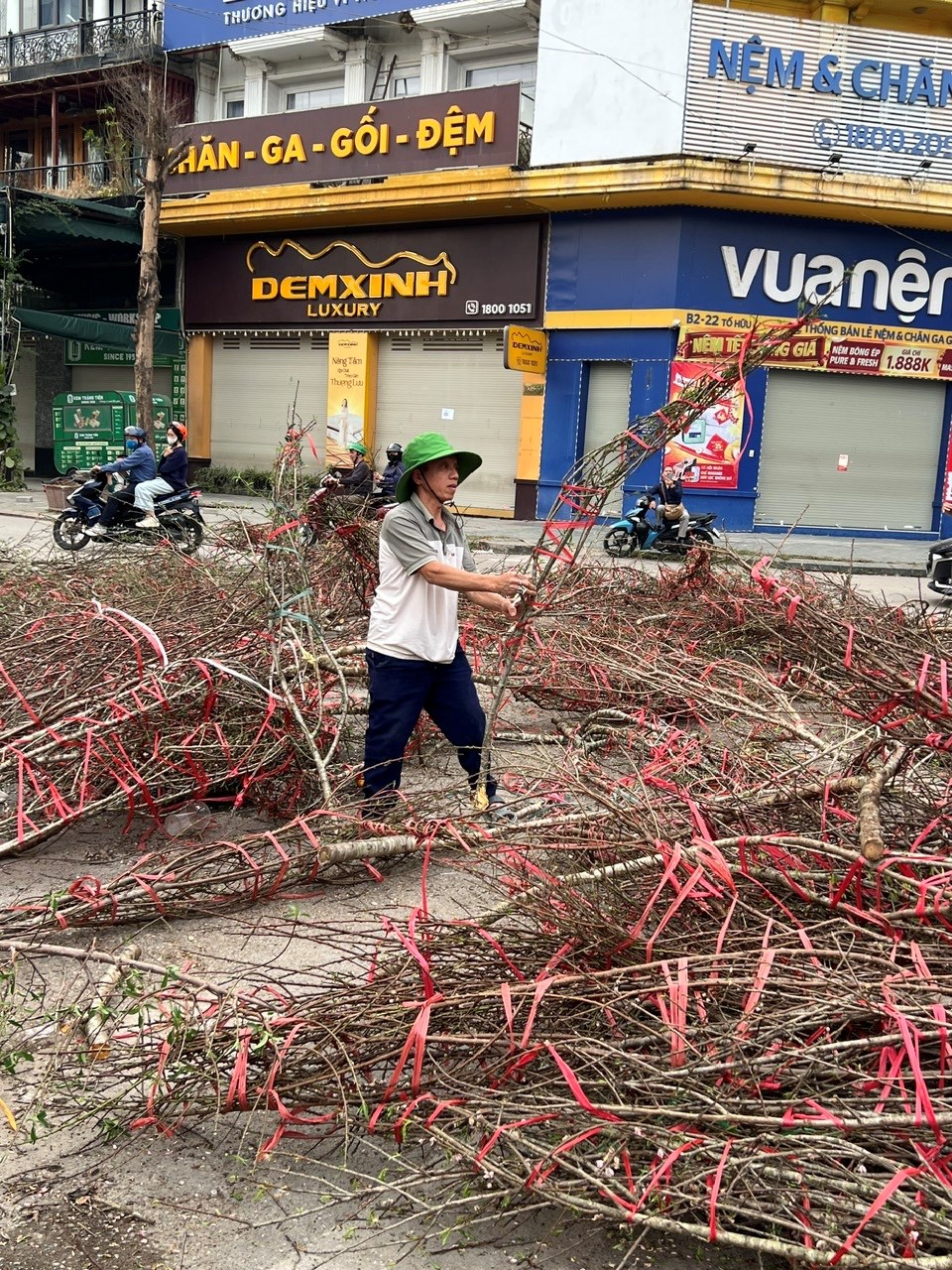 Người Hà Nội “hái lộc” từ cành đào bỏ đi - ảnh 3