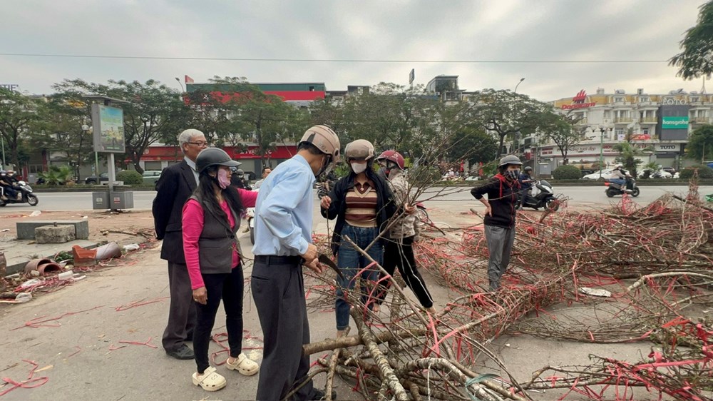 Người Hà Nội “hái lộc” từ cành đào bỏ đi - ảnh 5