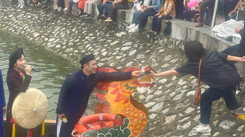 Du khách thưởng tiền tận tay liền anh liền chị Quan họ - ảnh 4