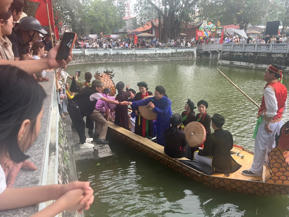 Du khách thưởng tiền tận tay liền anh liền chị Quan họ - ảnh 3