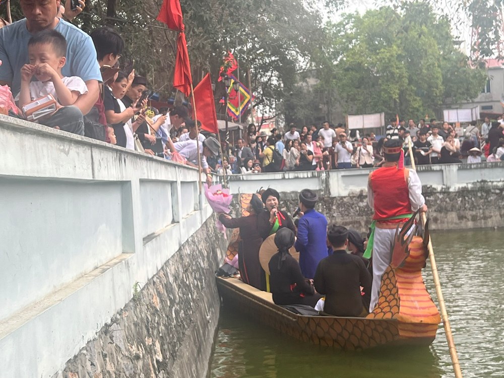 Du khách thưởng tiền tận tay liền anh liền chị Quan họ - ảnh 2