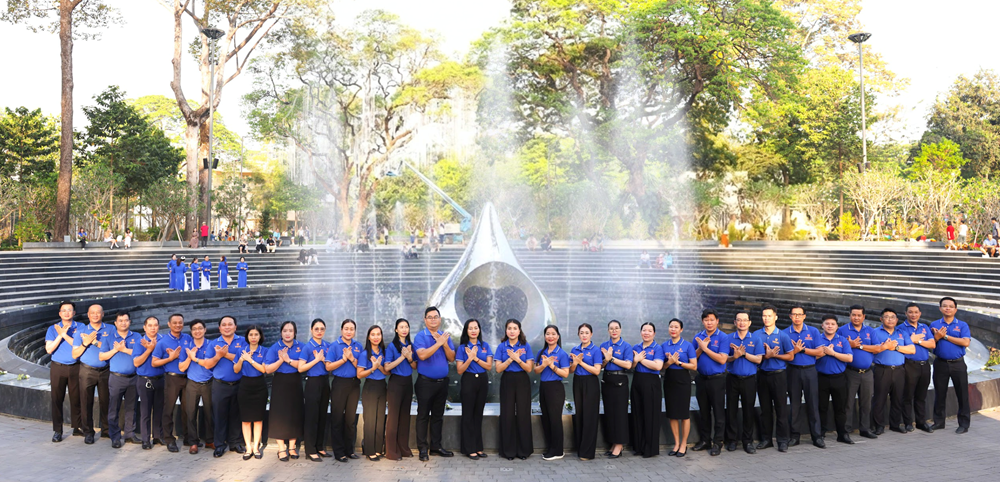 Dâng hoa tại Tượng đài “Giọt nước mắt”, tưởng nhớ nạn nhân, tri ân lực lượng tuyến đầu chống dịch Covid-19 - ảnh 1