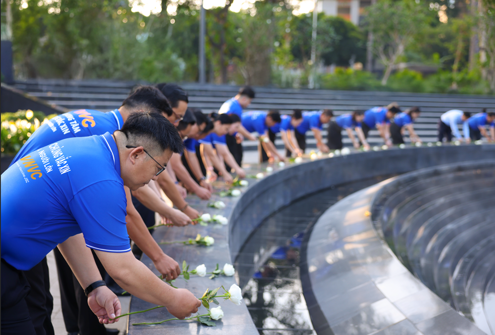 Dâng hoa tại Tượng đài “Giọt nước mắt”, tưởng nhớ nạn nhân, tri ân lực lượng tuyến đầu chống dịch Covid-19 - ảnh 2