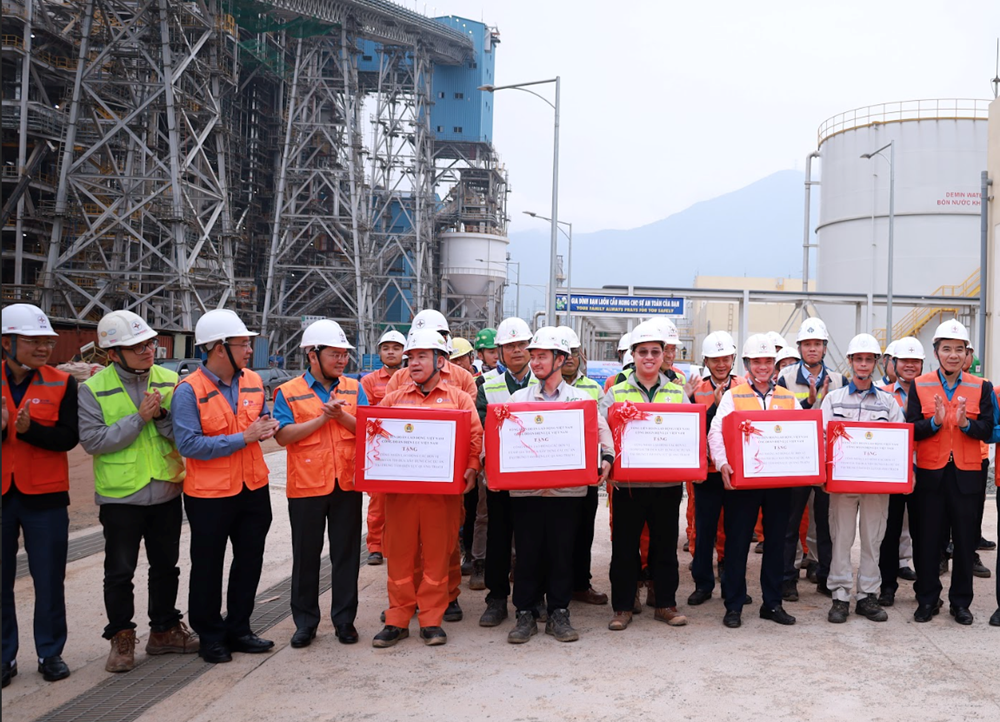 Tiếp sức công nhân trên công trình điện trọng điểm  - ảnh 2