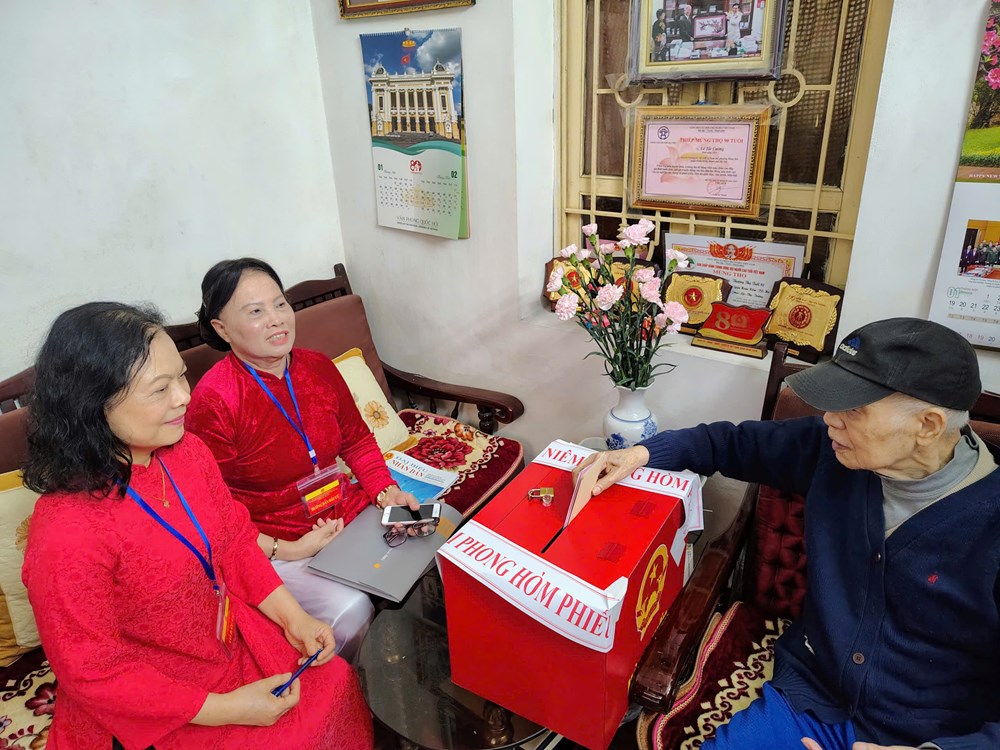 Cử tri trên địa bàn phường Hoàn Kiếm gửi trọn niềm tin vào lá phiếu - ảnh 7