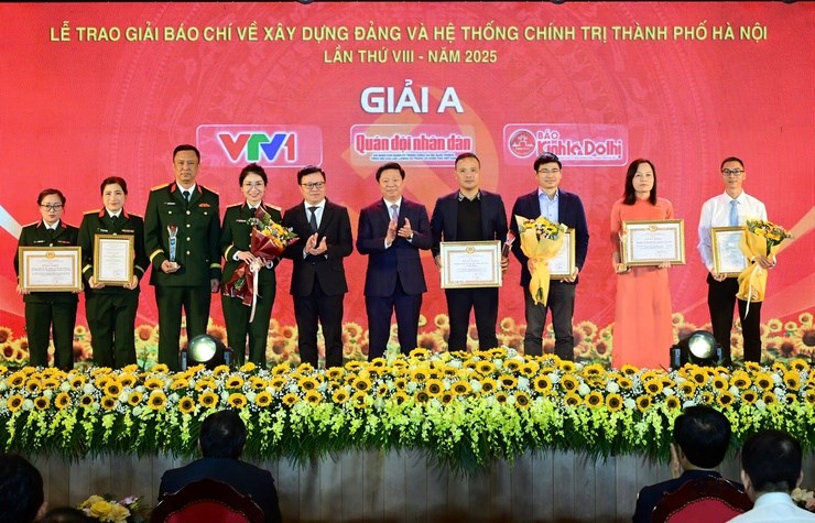 Trao Giải Báo chí về xây dựng Đảng và hệ thống chính trị thành phố Hà Nội lần thứ VIII - năm 2025 - ảnh 3