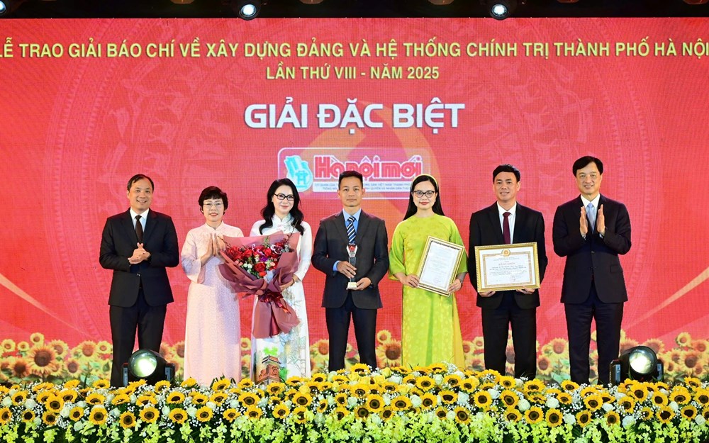 Trao Giải Báo chí về xây dựng Đảng và hệ thống chính trị thành phố Hà Nội lần thứ VIII - năm 2025 - ảnh 1