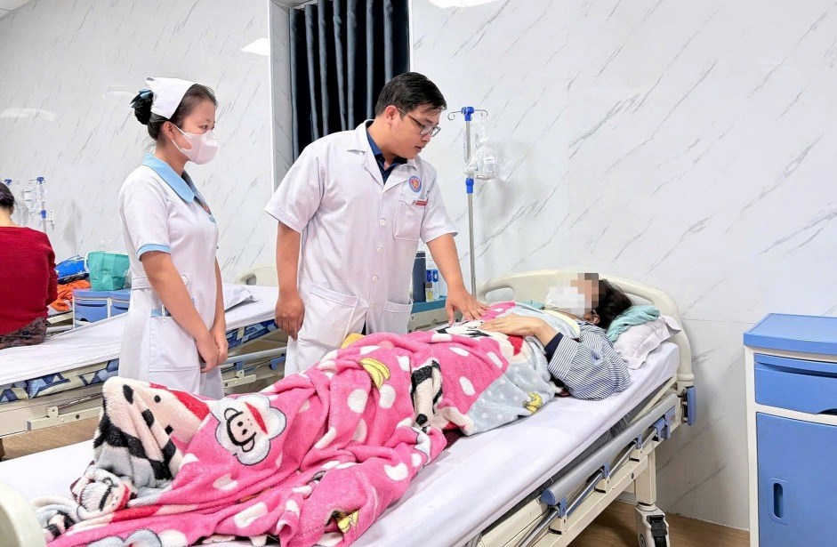 Bộ Y tế vào cuộc vụ 19 người nghi ngộ độc sau khi ăn bánh mì - ảnh 1