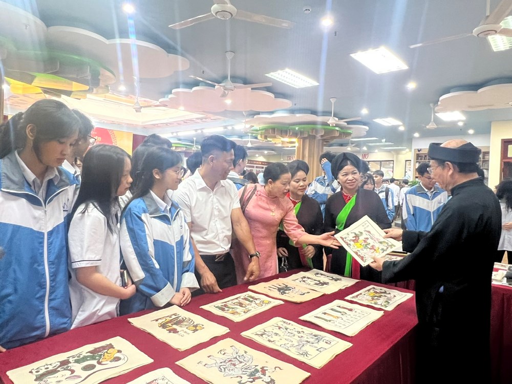 Trưng bày tư liệu “Tinh hoa di sản văn hóa Bắc Ninh” - ảnh 5