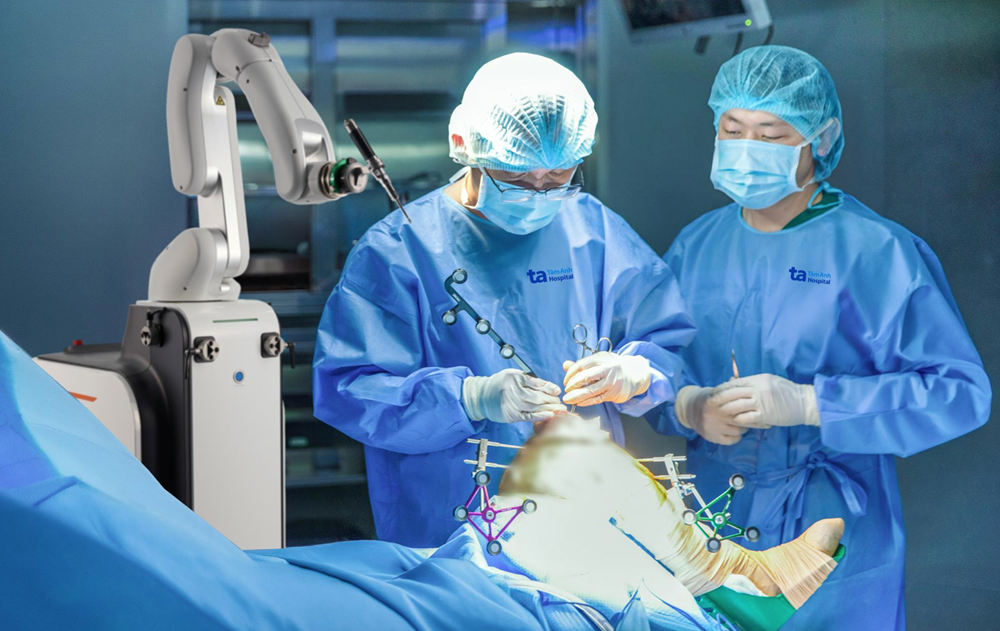 Việt Nam lần đầu có robot AI thay khớp chủ động hoàn toàn - ảnh 1