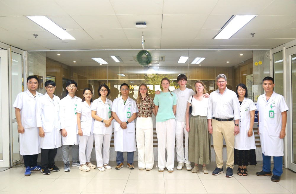 Tri ân gia đình thiếu nữ người Anh hiến tạng, hồi sinh sự sống cho 3 người Việt - ảnh 4