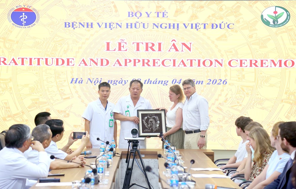 Tri ân gia đình thiếu nữ người Anh hiến tạng, hồi sinh sự sống cho 3 người Việt - ảnh 1