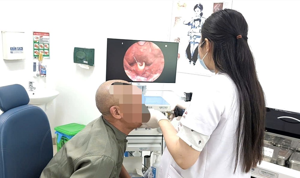 Hậu quả khôn lường từ thói quen nhai đá lạnh giải nhiệt - ảnh 1