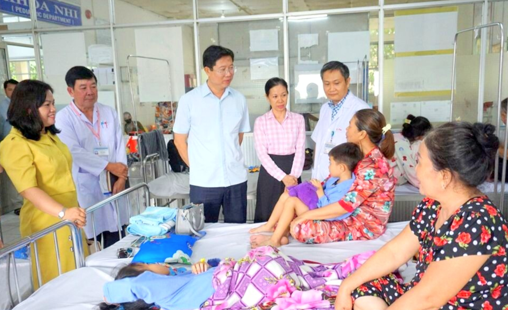 Gần 70 học sinh nghi bị ngộ độc sau bữa ăn bán trú - ảnh 1