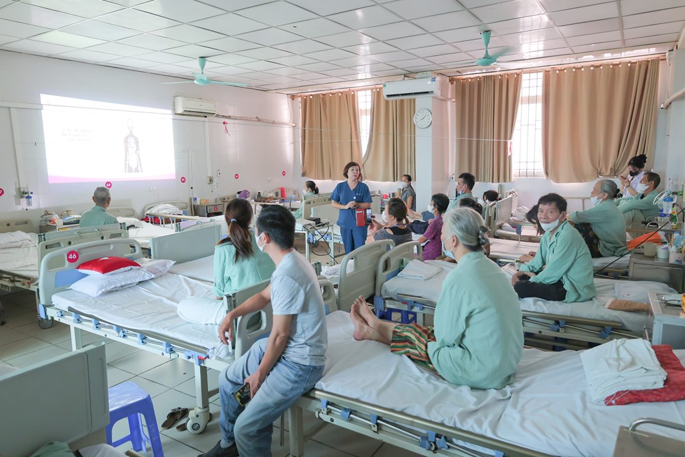 Truyền thông về tác hại thuốc lá cho người bệnh và người nhà - ảnh 1