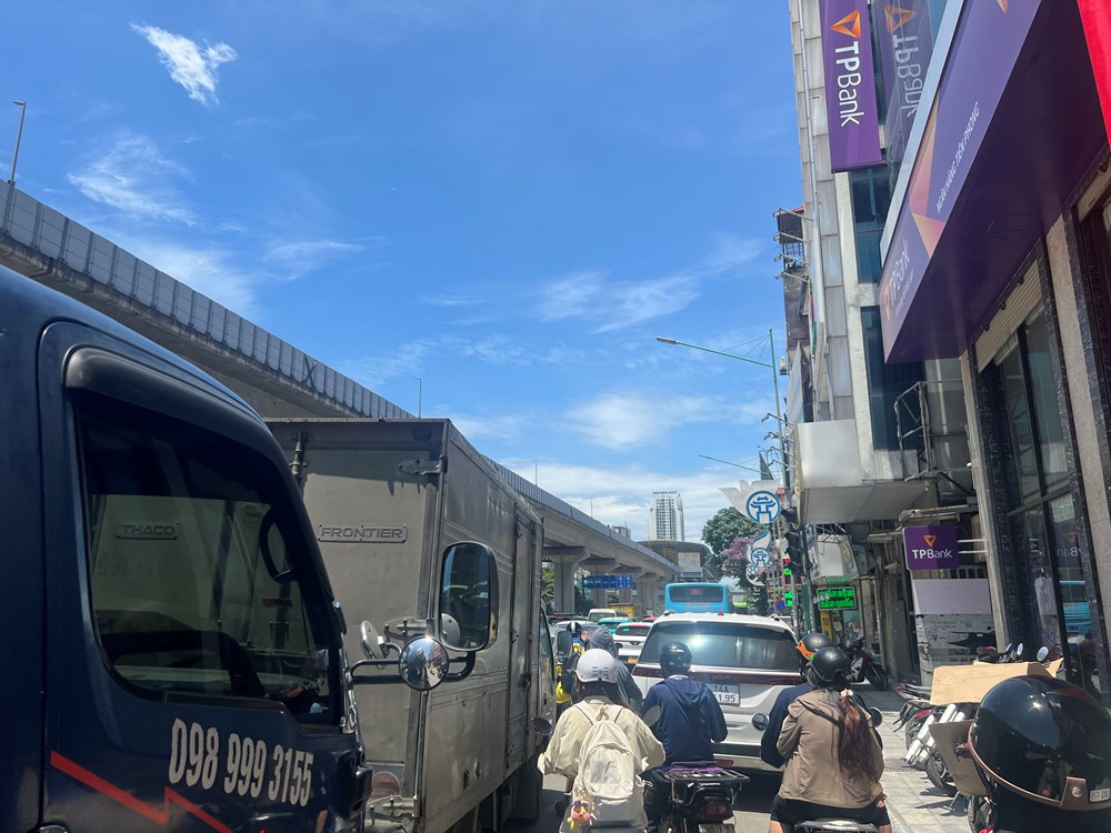 Tắc cứng đường Nguyễn Trãi, nhiều ô tô vẫn ngang nhiên lấn chiếm lòng đường - ảnh 1